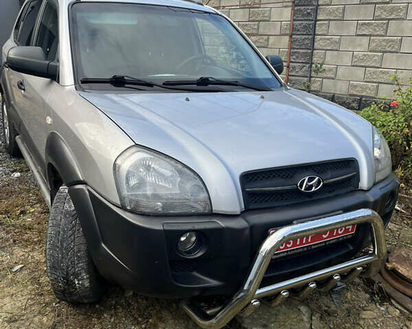 Серый Хендай Туксон, объемом двигателя 2 л и пробегом 192 тыс. км за 7777 $, фото 16 на Automoto.ua