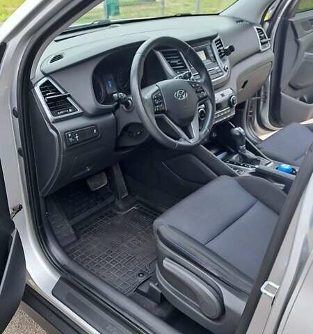 Серый Хендай Туксон, объемом двигателя 1.59 л и пробегом 57 тыс. км за 17300 $, фото 6 на Automoto.ua