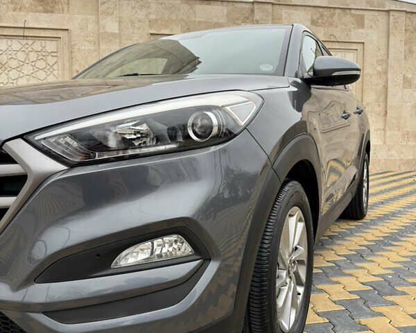 Серый Хендай Туксон, объемом двигателя 2 л и пробегом 183 тыс. км за 16400 $, фото 1 на Automoto.ua