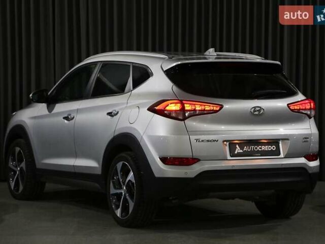 Серый Хендай Туксон, объемом двигателя 2 л и пробегом 126 тыс. км за 19400 $, фото 4 на Automoto.ua