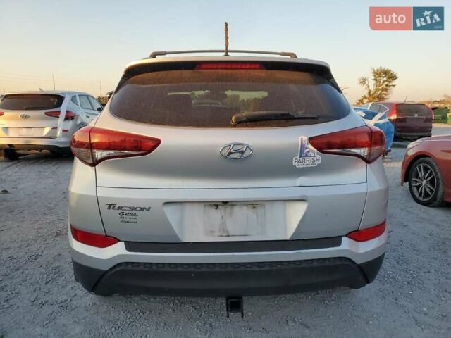 Серый Хендай Туксон, объемом двигателя 2 л и пробегом 111 тыс. км за 2400 $, фото 5 на Automoto.ua