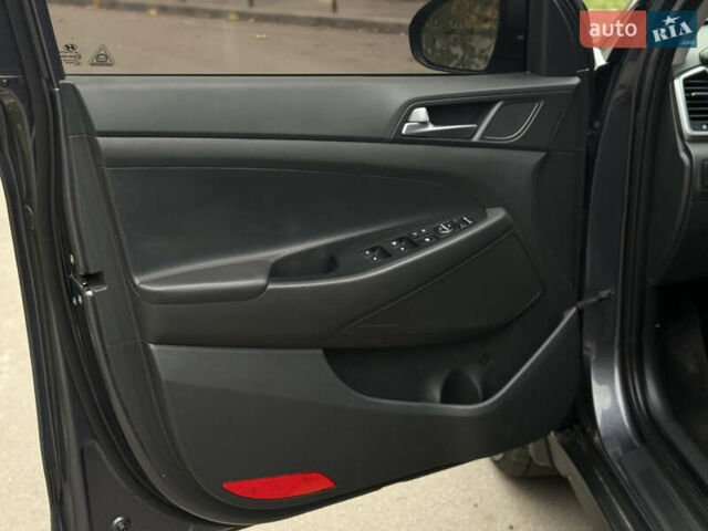 Серый Хендай Туксон, объемом двигателя 2 л и пробегом 195 тыс. км за 15000 $, фото 24 на Automoto.ua