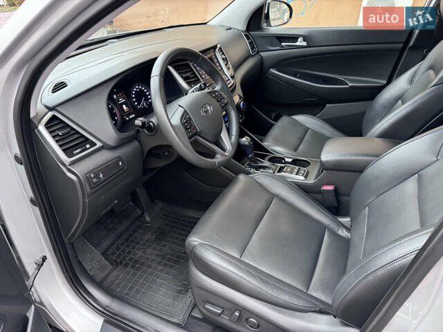 Серый Хендай Туксон, объемом двигателя 2 л и пробегом 85 тыс. км за 19500 $, фото 11 на Automoto.ua