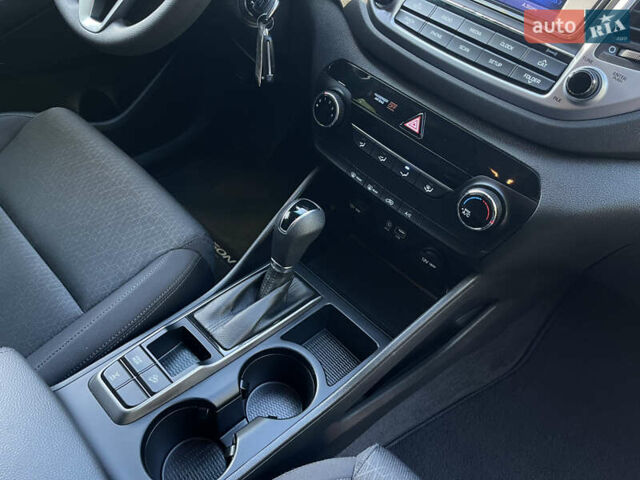Сірий Хендай Туксон, об'ємом двигуна 2 л та пробігом 93 тис. км за 14300 $, фото 18 на Automoto.ua