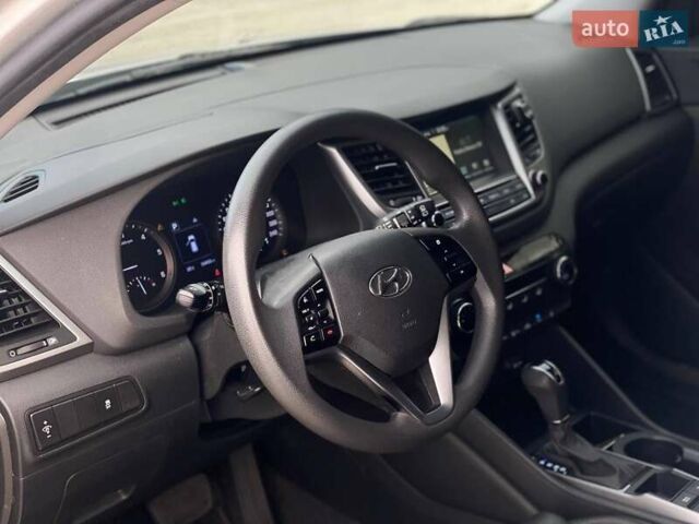 Серый Хендай Туксон, объемом двигателя 1.7 л и пробегом 99 тыс. км за 15490 $, фото 11 на Automoto.ua