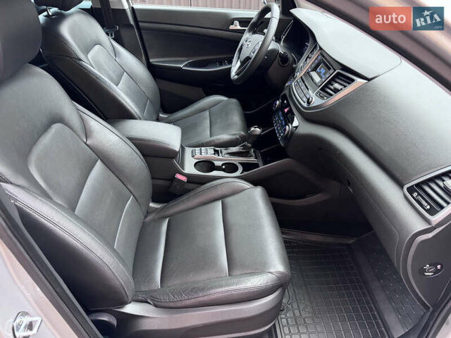 Серый Хендай Туксон, объемом двигателя 2 л и пробегом 85 тыс. км за 19500 $, фото 20 на Automoto.ua