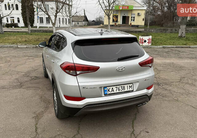 Сірий Хендай Туксон, об'ємом двигуна 2 л та пробігом 206 тис. км за 16000 $, фото 2 на Automoto.ua