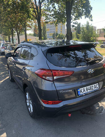 Серый Хендай Туксон, объемом двигателя 2 л и пробегом 166 тыс. км за 20500 $, фото 2 на Automoto.ua