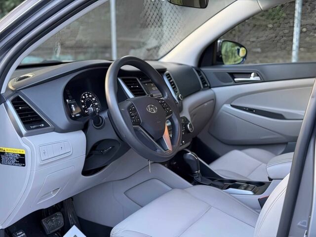 Сірий Хендай Туксон, об'ємом двигуна 2 л та пробігом 72 тис. км за 7599 $, фото 8 на Automoto.ua