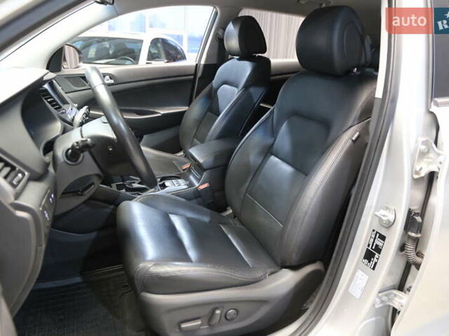 Серый Хендай Туксон, объемом двигателя 2 л и пробегом 126 тыс. км за 19400 $, фото 8 на Automoto.ua