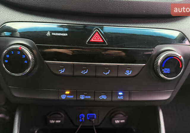 Сірий Хендай Туксон, об'ємом двигуна 2 л та пробігом 206 тис. км за 16000 $, фото 13 на Automoto.ua