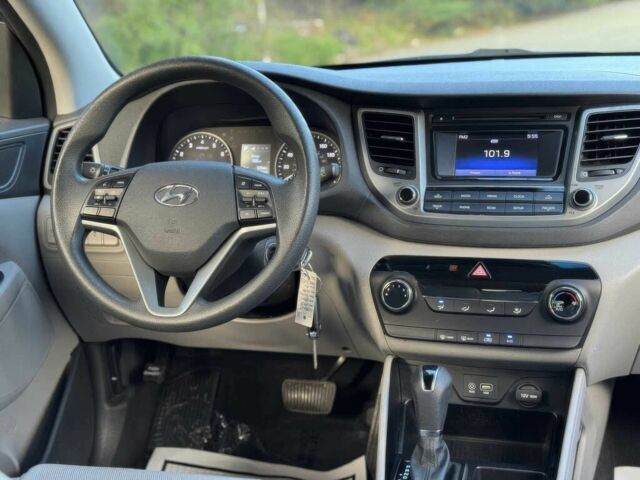 Сірий Хендай Туксон, об'ємом двигуна 2 л та пробігом 77 тис. км за 13300 $, фото 9 на Automoto.ua