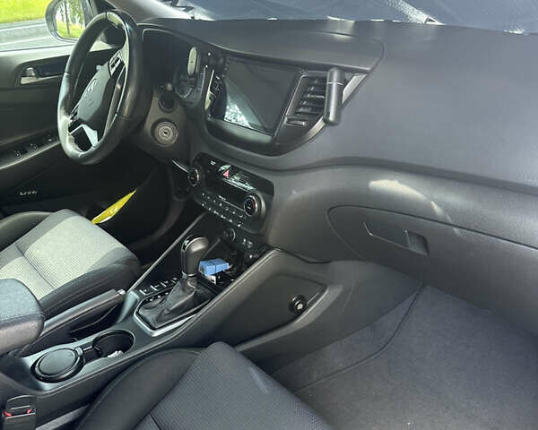 Серый Хендай Туксон, объемом двигателя 2 л и пробегом 166 тыс. км за 20500 $, фото 9 на Automoto.ua