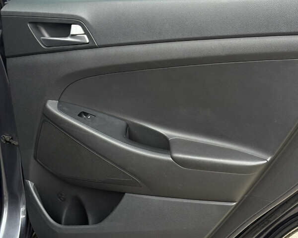 Серый Хендай Туксон, объемом двигателя 2 л и пробегом 195 тыс. км за 15000 $, фото 16 на Automoto.ua