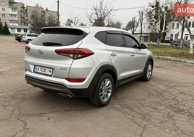 Сірий Хендай Туксон, об'ємом двигуна 2 л та пробігом 206 тис. км за 16000 $, фото 4 на Automoto.ua