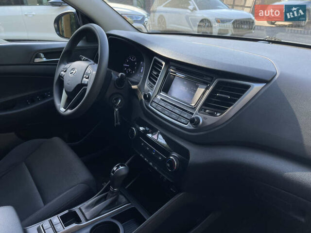 Сірий Хендай Туксон, об'ємом двигуна 2 л та пробігом 93 тис. км за 14300 $, фото 19 на Automoto.ua