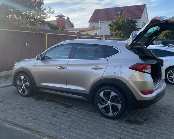 Серый Хендай Туксон, объемом двигателя 2 л и пробегом 168 тыс. км за 19000 $, фото 1 на Automoto.ua