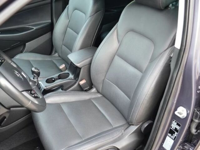 Серый Хендай Туксон, объемом двигателя 1.69 л и пробегом 165 тыс. км за 9600 $, фото 7 на Automoto.ua