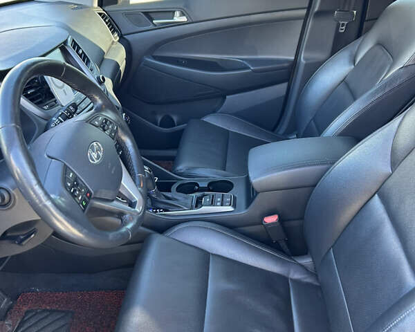 Серый Хендай Туксон, объемом двигателя 1.69 л и пробегом 184 тыс. км за 17000 $, фото 5 на Automoto.ua