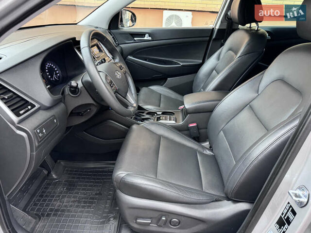 Серый Хендай Туксон, объемом двигателя 2 л и пробегом 85 тыс. км за 19500 $, фото 18 на Automoto.ua