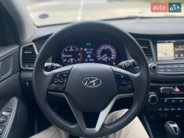 Серый Хендай Туксон, объемом двигателя 1.7 л и пробегом 99 тыс. км за 15490 $, фото 24 на Automoto.ua