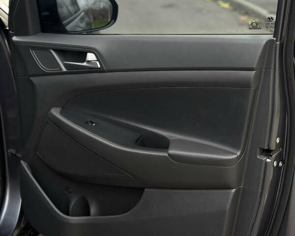 Серый Хендай Туксон, объемом двигателя 2 л и пробегом 195 тыс. км за 15000 $, фото 17 на Automoto.ua