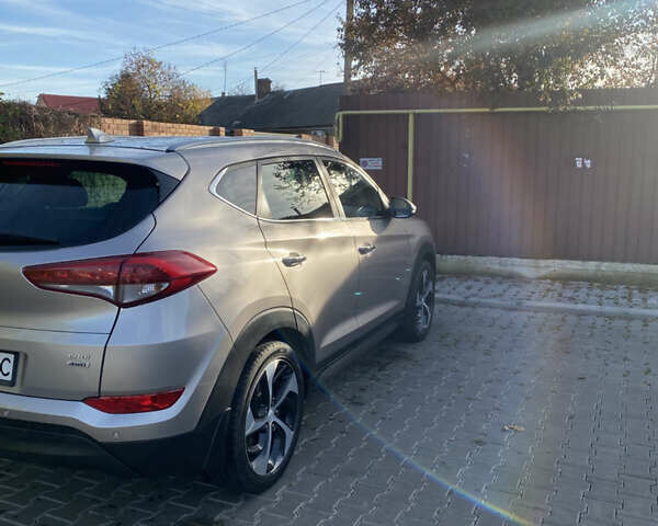 Серый Хендай Туксон, объемом двигателя 2 л и пробегом 168 тыс. км за 19000 $, фото 3 на Automoto.ua