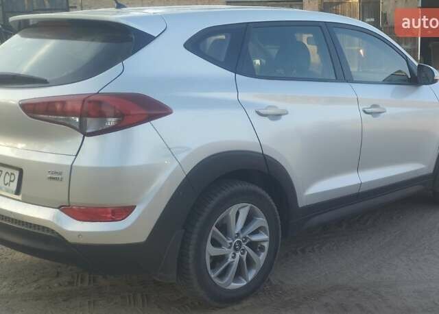 Сірий Хендай Туксон, об'ємом двигуна 2 л та пробігом 348 тис. км за 12900 $, фото 4 на Automoto.ua