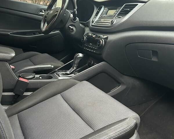 Серый Хендай Туксон, объемом двигателя 2 л и пробегом 158 тыс. км за 15999 $, фото 11 на Automoto.ua