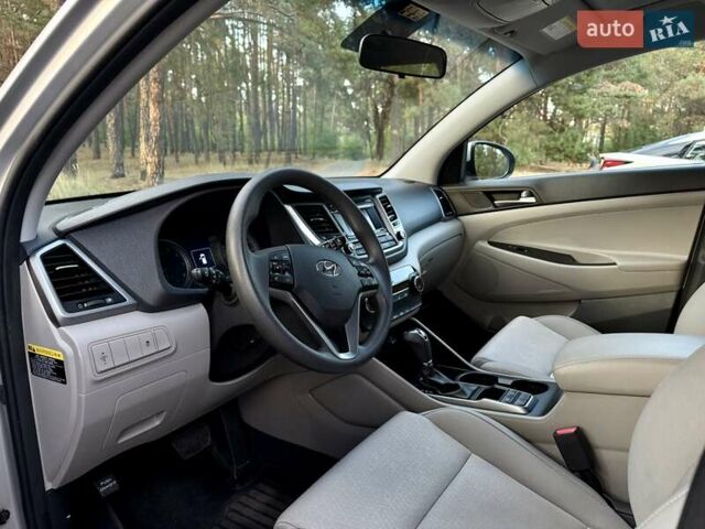 Серый Хендай Туксон, объемом двигателя 2 л и пробегом 58 тыс. км за 17500 $, фото 13 на Automoto.ua