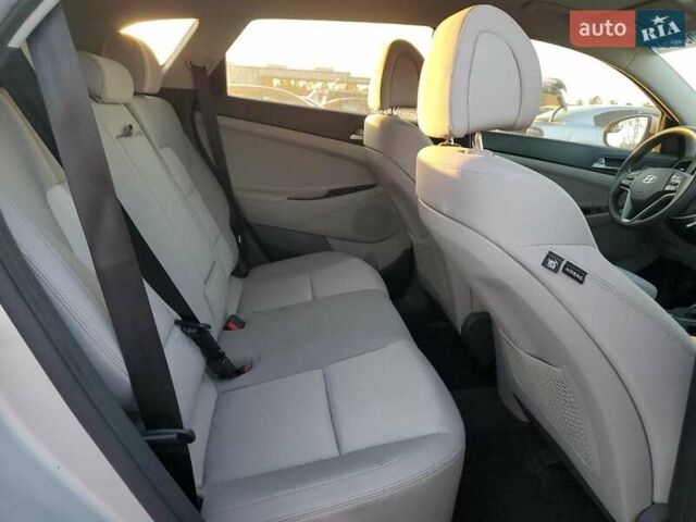 Серый Хендай Туксон, объемом двигателя 2 л и пробегом 111 тыс. км за 2400 $, фото 10 на Automoto.ua