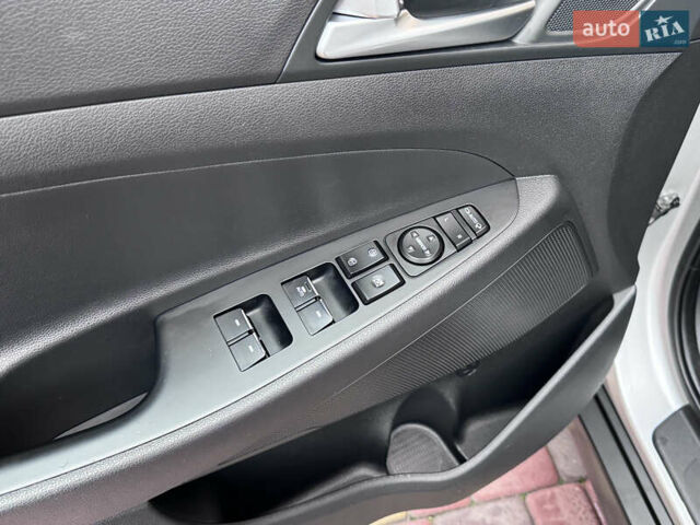 Серый Хендай Туксон, объемом двигателя 2 л и пробегом 85 тыс. км за 19500 $, фото 14 на Automoto.ua