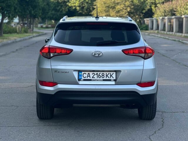 Серый Хендай Туксон, объемом двигателя 2 л и пробегом 210 тыс. км за 15000 $, фото 12 на Automoto.ua