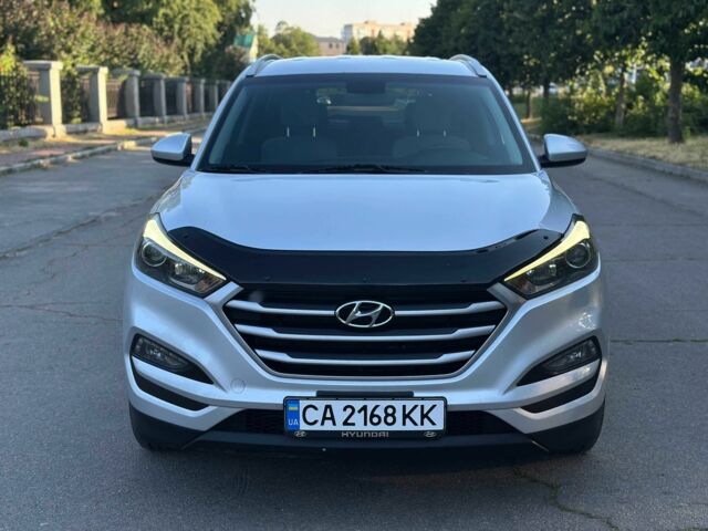 Серый Хендай Туксон, объемом двигателя 2 л и пробегом 210 тыс. км за 15000 $, фото 2 на Automoto.ua