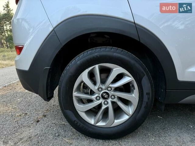 Серый Хендай Туксон, объемом двигателя 2 л и пробегом 58 тыс. км за 17500 $, фото 12 на Automoto.ua
