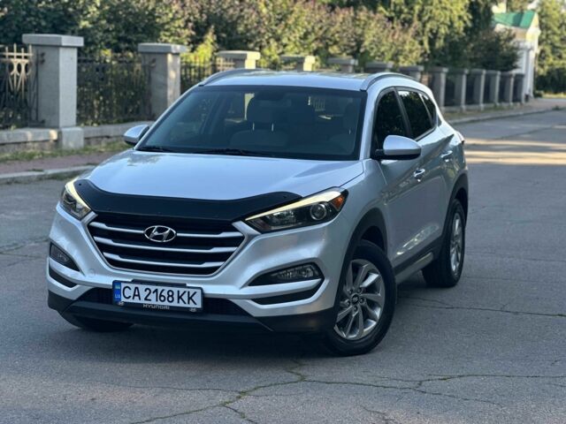 Серый Хендай Туксон, объемом двигателя 2 л и пробегом 210 тыс. км за 15000 $, фото 4 на Automoto.ua