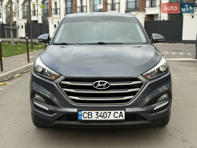 Серый Хендай Туксон, объемом двигателя 2 л и пробегом 195 тыс. км за 15000 $, фото 3 на Automoto.ua