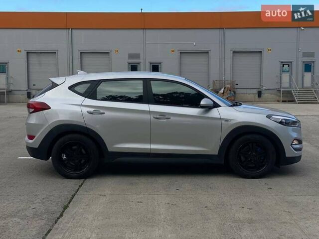 Серый Хендай Туксон, объемом двигателя 1.7 л и пробегом 99 тыс. км за 15490 $, фото 3 на Automoto.ua