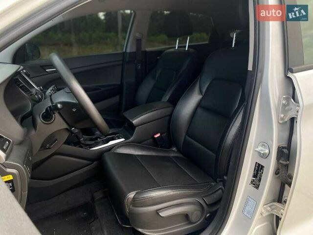 Серый Хендай Туксон, объемом двигателя 1.7 л и пробегом 99 тыс. км за 15490 $, фото 13 на Automoto.ua