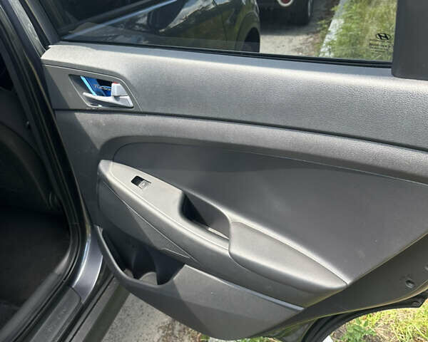 Серый Хендай Туксон, объемом двигателя 2 л и пробегом 166 тыс. км за 20500 $, фото 7 на Automoto.ua