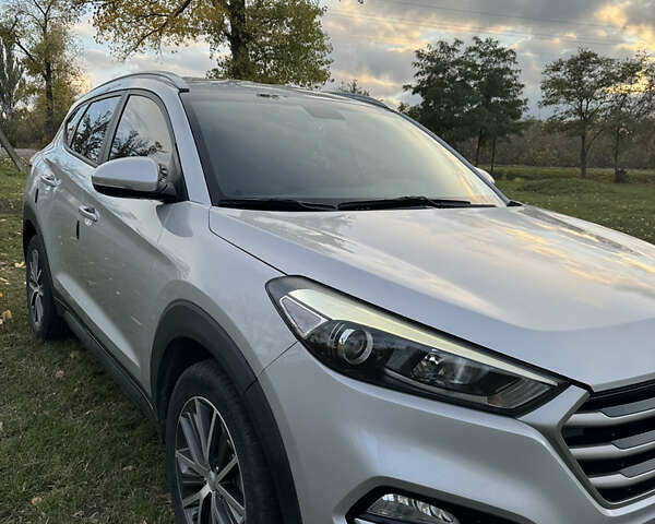 Хендай Туксон 2016 в Кропивницком (Кировограде) на Automoto.ua Серый Хендай Туксон, объемом двигателя 2 л и пробегом 185 тыс. км за 20000 $, фото 2 на Automoto.ua