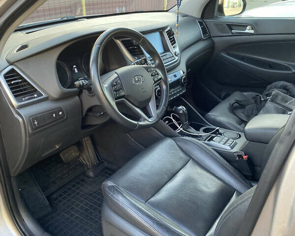 Серый Хендай Туксон, объемом двигателя 2 л и пробегом 168 тыс. км за 19000 $, фото 6 на Automoto.ua