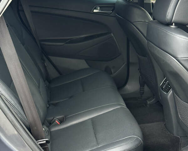 Серый Хендай Туксон, объемом двигателя 2 л и пробегом 195 тыс. км за 15000 $, фото 13 на Automoto.ua