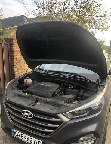 Серый Хендай Туксон, объемом двигателя 2 л и пробегом 166 тыс. км за 20500 $, фото 3 на Automoto.ua