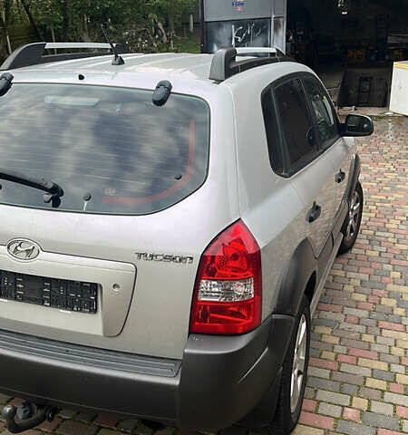 Серый Хендай Туксон, объемом двигателя 2 л и пробегом 192 тыс. км за 7777 $, фото 3 на Automoto.ua