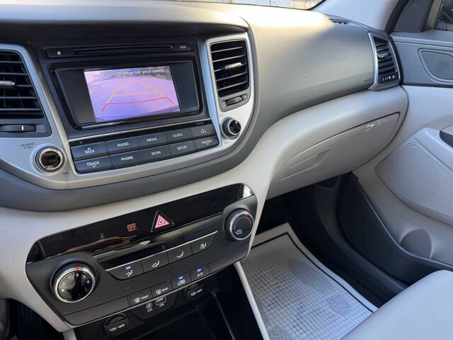 Сірий Хендай Туксон, об'ємом двигуна 2 л та пробігом 72 тис. км за 7599 $, фото 11 на Automoto.ua