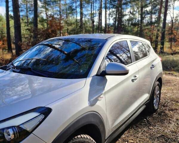 Серый Хендай Туксон, объемом двигателя 1.69 л и пробегом 193 тыс. км за 16700 $, фото 3 на Automoto.ua