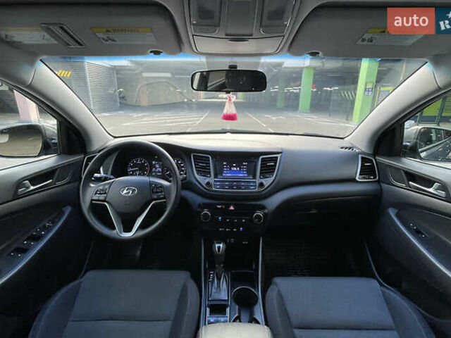 Серый Хендай Туксон, объемом двигателя 2 л и пробегом 125 тыс. км за 15600 $, фото 16 на Automoto.ua