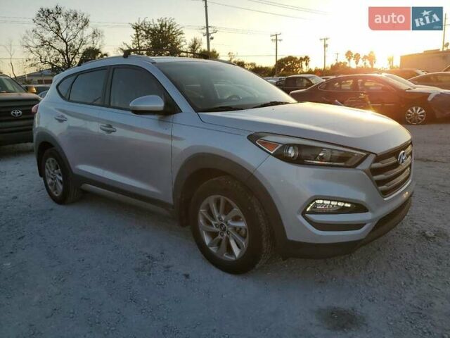 Серый Хендай Туксон, объемом двигателя 2 л и пробегом 111 тыс. км за 2400 $, фото 3 на Automoto.ua
