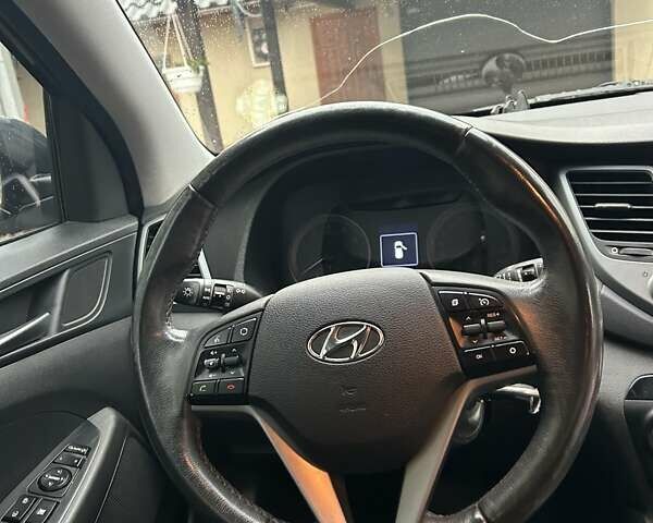 Серый Хендай Туксон, объемом двигателя 2 л и пробегом 158 тыс. км за 15999 $, фото 2 на Automoto.ua